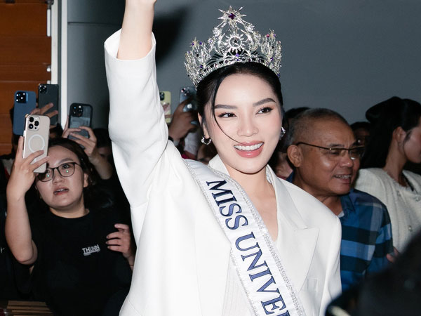 Người hâm mộ vây kín sân bay tiễn Kỳ Duyên, Thanh Thủy lên đường thi quốc tế