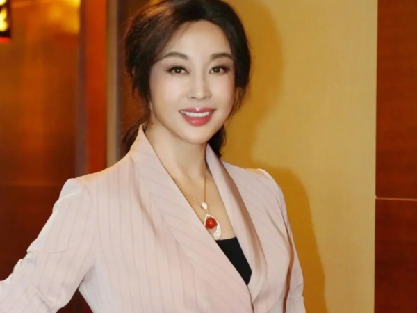 Nóng: Lưu Hiểu Khánh bị tình trẻ kém 20 tuổi 'bóc phốt' liên tục cặp kè đàn ông khác sau khi kết hôn với người chồng thứ 4?