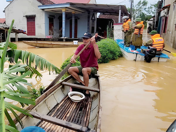 Nước lũ dâng cao, huyện Lệ Thuỷ đề nghị các nhóm tạm dừng cứu trợ