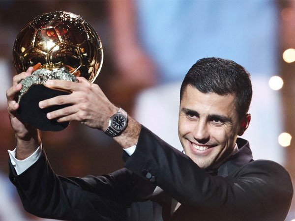 Rodri đoạt danh hiệu Quả bóng vàng 2024