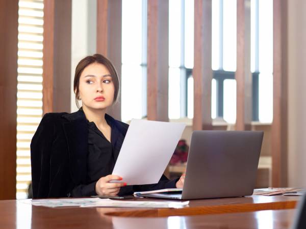 Đến công ty vợ cũ tìm gặp cô ấy sau 5 năm ly hôn, tôi ngớ người kinh ngạc khi lễ tân cúi đầu chào sếp