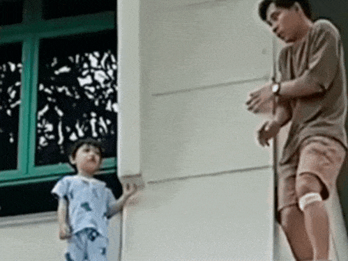 Đứng tim trước cảnh bé trai cheo leo một mình ngoài ban công tầng 3, hàng xóm run rẩy giải cứu