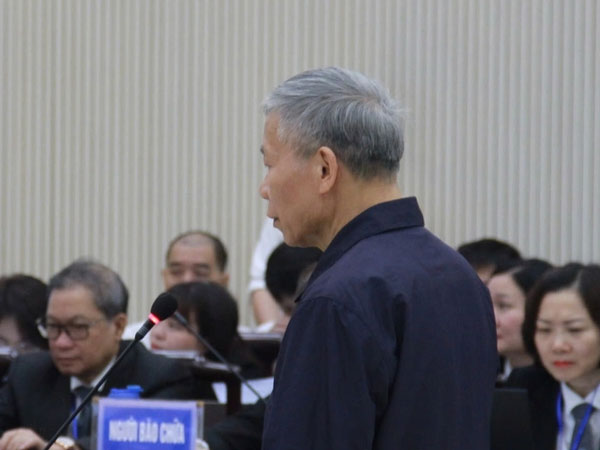 Bị cáo Nguyễn Nhân Chiến nói hoa hồng không nhận, nhưng nhận quà sinh nhật, lên chức