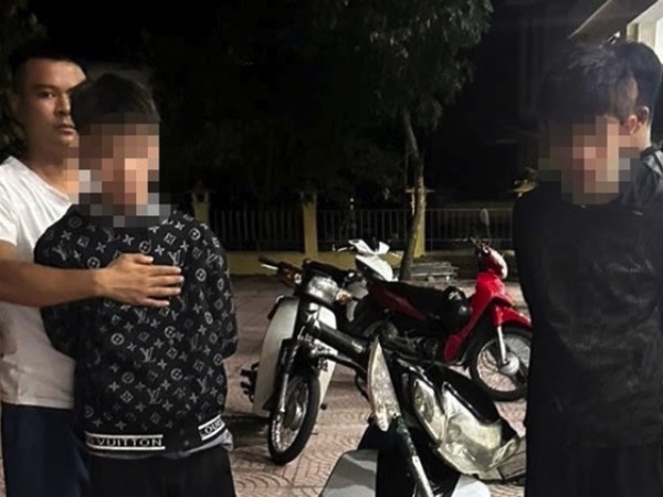 Khởi tố 2 đối tượng tuổi teen dùng tuýp sắt buộc dao bầu cướp tài sản