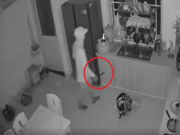 Clip: Trộm cầm dao đột nhập phòng ngủ nhà dân