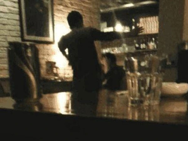 Bức ảnh 1 nhân vật máu mặt trong showbiz bị đánh giữa quán cafe gây xôn xao, lý do đằng sau khiến cư dân mạng tranh cãi kịch liệt