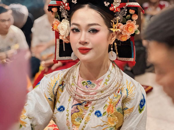 Cô đồng Quỳnh Phương với chiêu trò xem bói qua bát nước, 'nhìn thấu đời người' vừa bị VTV 'nhắc tên' là ai?