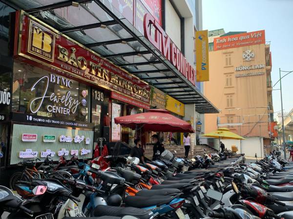 Chờ dài cổ được mua có nửa chỉ vàng, 'cò vàng' trả giá cao mua lại