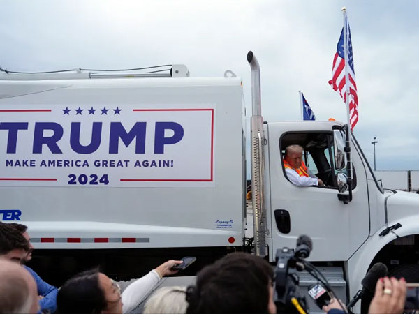 Ông Trump mặc áo bảo hộ lao động, ngồi xe chở rác sau chỉ trích 'rác rưởi' từ ông Biden