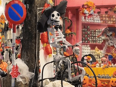 Dân tình tìm ra bạn Lan trong bài toán đạp xe 'huyền thoại' ngay thời điểm mùa Halloween