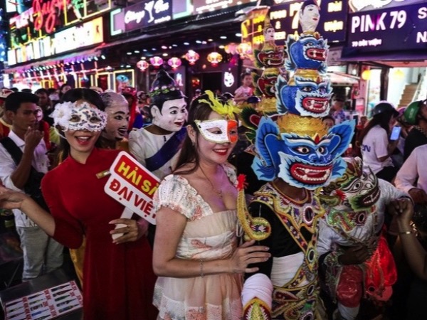 Đêm Halloween: Giới trẻ lại thích thú tham gia trò chơi truyền thống, khách Tây hào hứng hoá trang khắp phố