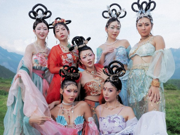 Những màn đu trend Halloween 'chấn động' của hội trai xinh, gái đẹp