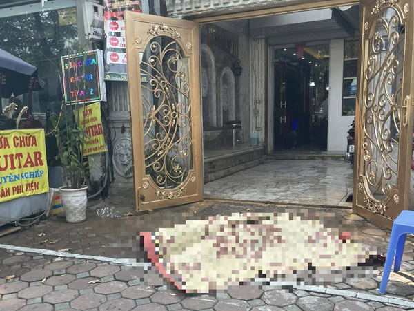 Rơi từ tầng 6 quán karaoke xuống đất, người đàn ông ở Hà Nội tử vong