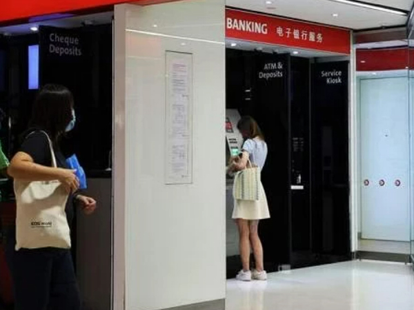 Không phục vụ người phụ nữ xin rút tiền bảo hiểm nhân thọ trước thời hạn, nữ nhân viên được cảnh sát khen thưởng