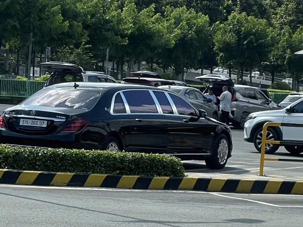 Lộ diện xe siêu sang Maybach S 600 Pullman giá 70 tỷ của đại gia Sài Gòn
