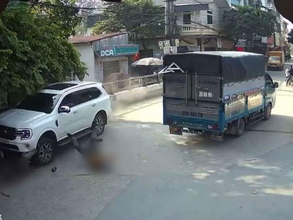 Hà Nội: Ô tô mất lái tông vào đoàn người đưa tang về, nhiều người thương vong