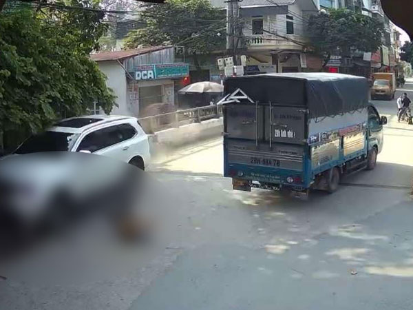 Ô tô mất lái tông 4 người vừa đi đưa tang về: Tài xế mới mua xe