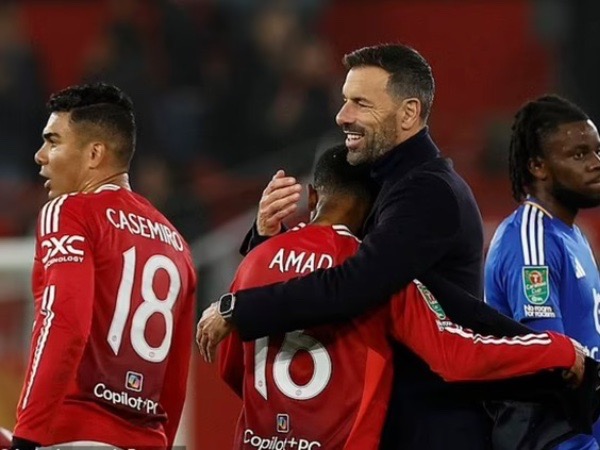 Man United thắng tưng bừng dưới quyền Nistelrooy, Man City bị loại còn mất 2 ngôi sao