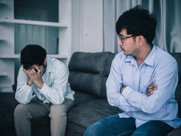 Em trai làm giám đốc, anh 'gãy lưỡi' nhờ xin việc cho con không được