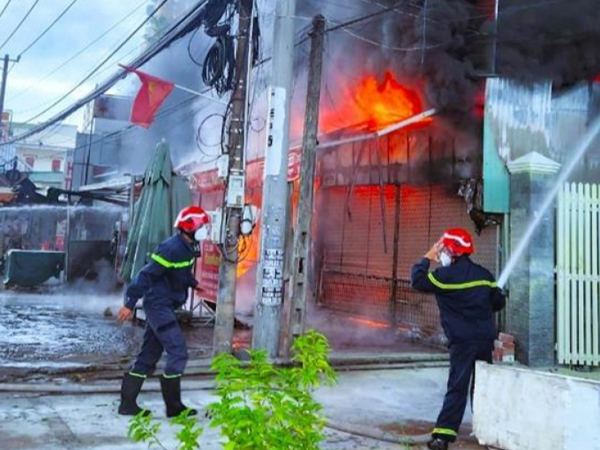 Cháy nhà kinh hoàng khiến 1 người chết, 3 người bỏng nặng: Bố dỡ mái tôn đưa 2 mẹ con ra ngoài