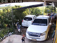 Chơi trước đầu xe bán tải đúng điểm mù khiến đứa trẻ gặp họa