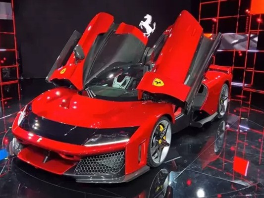 F80 giá hơn trăm tỷ của Ferrari gần như siêu xe 1 chỗ ngồi