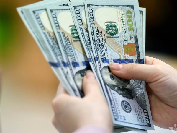 Giá USD ngân hàng tiếp đà suy yếu, tự do quay đầu đi lên