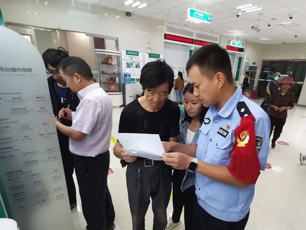 Ông cụ dùng bảo hiểm nhân thọ vay hơn 227 triệu đồng rồi đem tiền gửi tiết kiệm để kiếm lời, sau 1 năm bỗng được thông báo: “Khoản tiền gửi của ông không tồn tại”