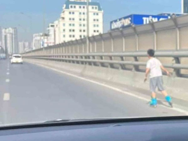 Phát hoảng với cậu bé trượt patin trên đường Vành đai 2 trên cao