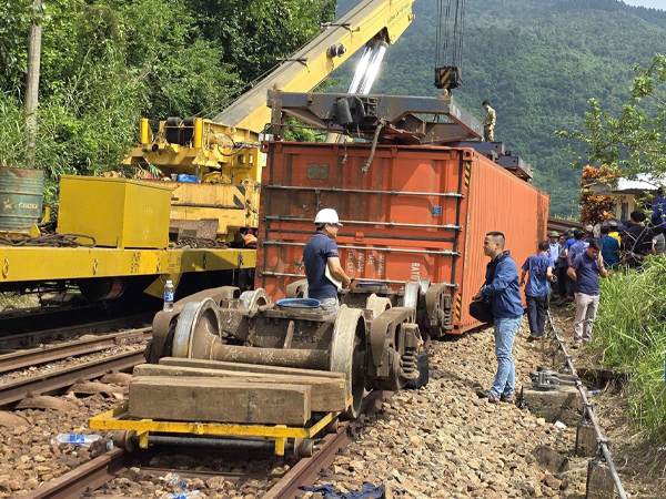 Hiện trường vụ tàu hàng bị trật bánh khi qua đèo Hải Vân