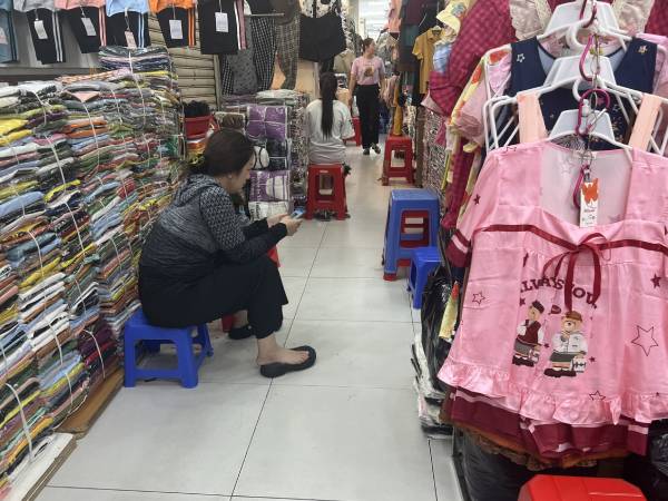 Vào mùa cuối năm nhưng chợ đìu hiu, tiểu thương mòn mỏi chờ khách