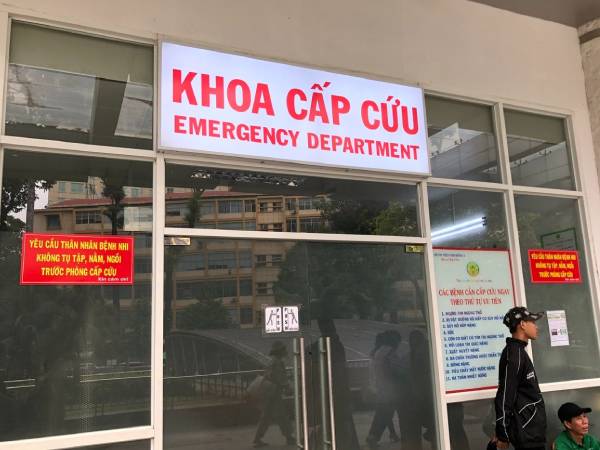 Hơn 100 con giun đũa được gắp ra từ ruột bé trai