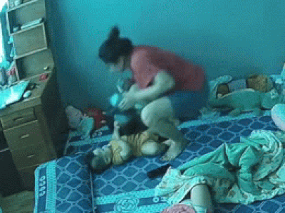 Con 6 tháng tuổi vô tình kéo chiếc gối ôm trên đầu, mẹ chết lặng bởi cảnh tượng trước mắt: Lập tức bế con bỏ chạy