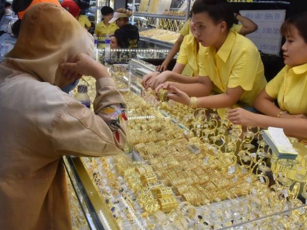 Giá vàng nhẫn 99,99 chưa dừng lao dốc, một ngân hàng có 'động thái lạ'