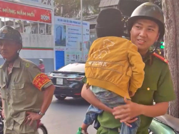 Con trai khóc đòi bố suốt dọc đường, mẹ bị tình nghi bắt cóc trẻ em