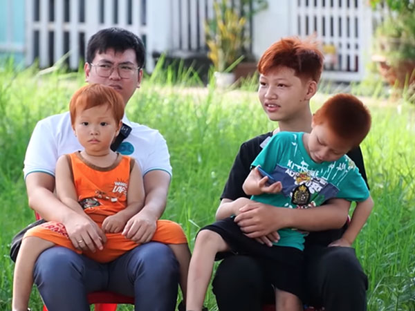 Vợ chồng ở Sóc Trăng tóc đen sinh con tóc đỏ, 4 cháu ngoại lần lượt chào đời với màu tóc bất ngờ