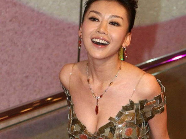 'Bom sex' Củng Tân Lượng: Khoe thân quá đà, biến chứng vì thẩm mỹ
