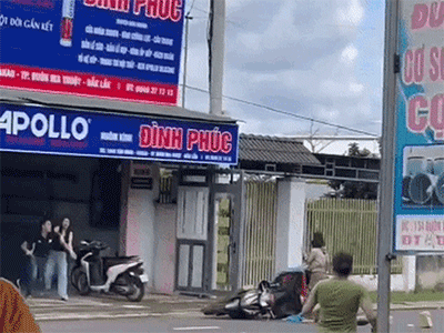 Nam thanh niên bất ngờ lao vào đánh tới tấp, cầm dao đòi chém nữ shipper