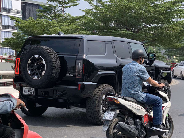 Bắt gặp GMC Hummer chạy điện trên đường phố Hà Nội, giá không dưới 3 tỷ đồng, biển số là thứ đáng chú ý