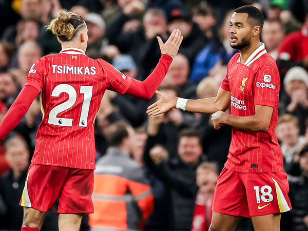 Liverpool ngược dòng đánh bại Brighton, leo lên đầu bảng
