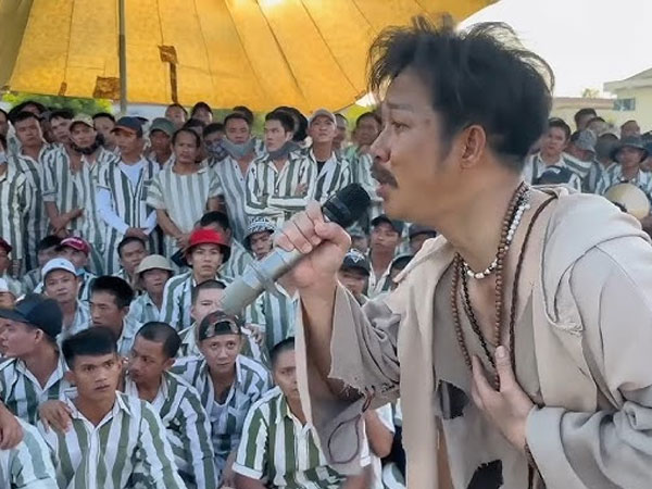 Nam ca sĩ Việt nổi tiếng mặc rách rưới hát ở trại giam: 'Tôi không chế giễu ai'