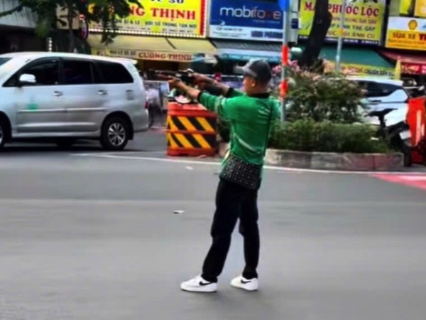 Thanh niên cầm vật giống súng gây náo loạn đường phố TP HCM