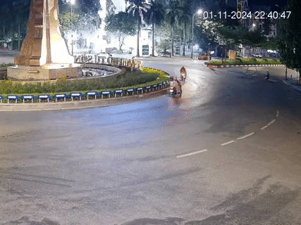 Clip xe máy lao qua vòng xuyến ở Bắc Ninh với tốc độ xé gió, cảnh tượng sau đó khiến người xem kinh hãi