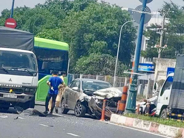 Taxi công nghệ bị hai xe tải tông liên tiếp