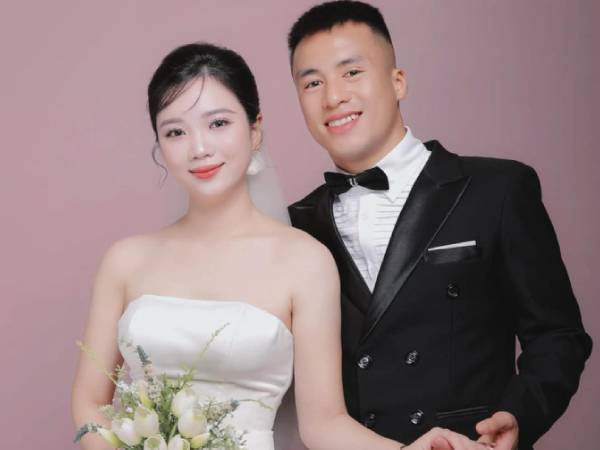 Thêm một hotboy U23 Việt Nam lấy vợ, nhan sắc cô dâu là hotgirl ngoại thương gây chú ý
