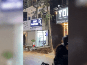 Clip: Nhà 3 tầng ở Hà Nội bất ngờ đổ sập do hàng xóm đào móng