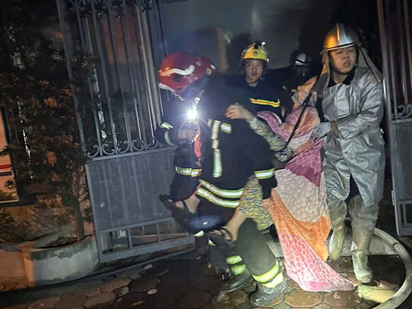 Cháy dữ dội sau tiếng nổ lớn tại căn nhà 5 tầng ở Hà Nội, cảnh sát cứu 2 người mắc kẹt
