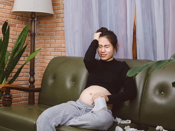 Đang mang thai nhưng mẹ chồng vẫn bắt làm việc nhà, tôi cãi lại thì bà ngậm ngùi nói nỗi khổ tâm: 'Muốn bảo vệ con'