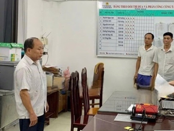 Bắt tạm giam giám đốc Văn phòng đăng ký đất đai ở Hòa Bình