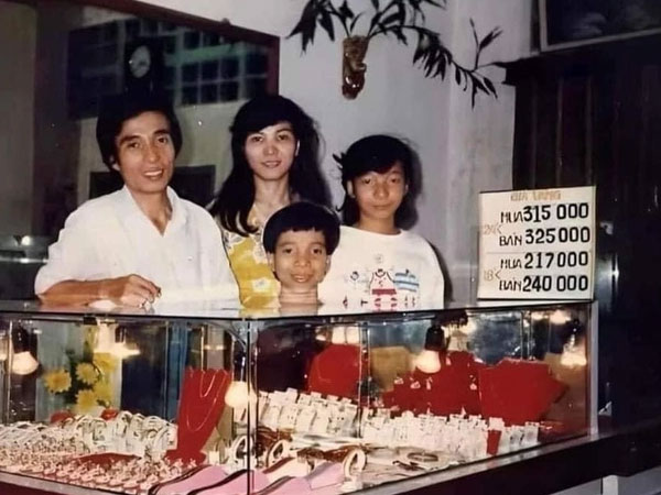 Thông tin bất ngờ về bức ảnh chụp thời giá vàng 325.000 đồng/chỉ, hé lộ cuộc sống hiện tại của chủ tiệm